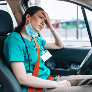 Vrouw is moe. Is 6 uur slaap genoeg?